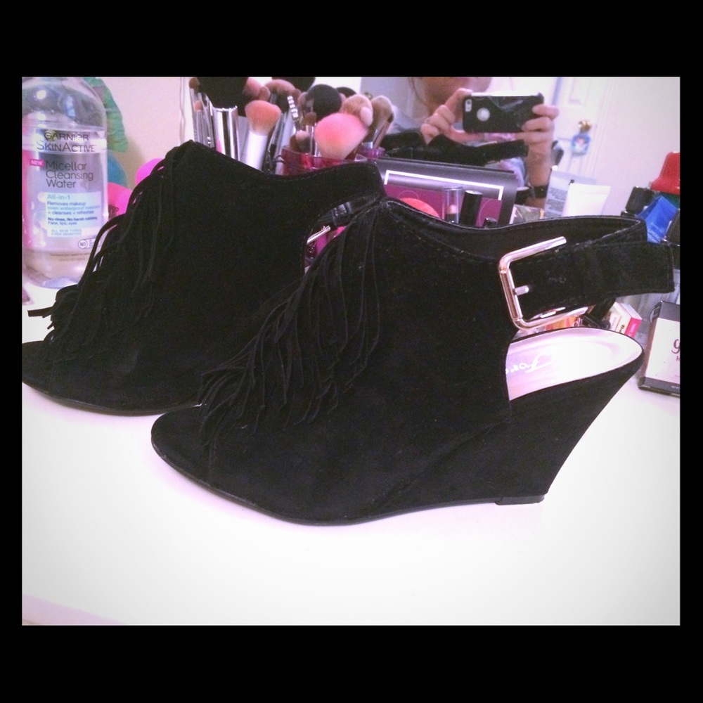 (2/$22) NWOT👠Black Suede Peep Wedges w/Fringe 👠